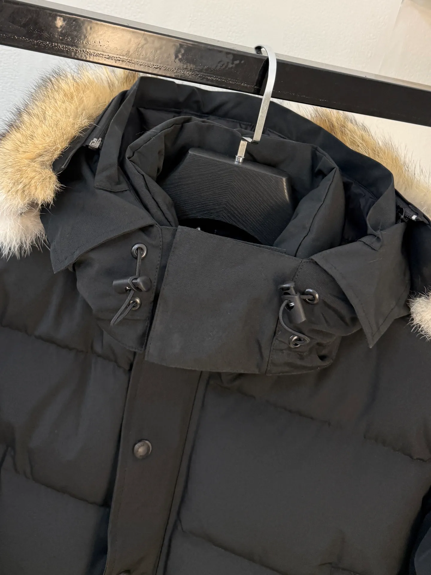 P880 CANADA.GOOSE】🇨🇦The top original New Expedition limited edition Parker short model Canada🦢 One of the most popular models of Goose brand in 2024 winter! No more worries about wearing different clothes on the street. Top original analysis. Analysis 1 (wolf hair): It is guaranteed that the fur collars received by all customers are grayer than the genuine ones. Each wolf hair is 43cm long and 16cm wide, all made from wild first-grade gray wolf skins in western Canada! Analysis 2 (Trademark): We use dyed embroidery thread to truly achieve 100% reproduction of the trademark, ensuring that the embroidery thread is exactly the same as ZP, with zero color difference and 100% reproduction of the map letters! (We can guarantee that no one in our industry is more attentive and professional than us!) Analysis 3 (fabric): The new expedition model is made of two fabrics, instead of the old expedition 21-count all-round fabric! The front piece is made of 18-count glue and the back piece (sleeves) is made of pongee fabric! While ensuring the 5-level cold protection index, it also ensures the comfort and fit of the upper body. The fabric is as comfortable as the old Expedition 5-level cold protection index. Analysis 4 (auxiliary materials): The original one-to-one molded landmine buckle/comma buckle/zipper embryo/four-button buckle/, washed label/dyed cuff thread/ The authentic product is not 100% flawless. The authentic product also has velvet running off, and most of the authentic wolf fur is mainly Eastern yellow wolf fur. (Because our wolf skins are all auctioned at the same auction house as the authentic products) There is an auction list to prove it. Note: In order to maximize profits during the production process, some businesses add toxic waste silk, 50% velvet, tactile velvet, etc. to clothes! But on the outside of the clothes, they use good fabrics and match them with good wolf fur. They say it is purchasing agent grade 90 white duck down, or even more exaggeratedly, it is white goose down, to fool the layman! (Please consult the official website. All authentic styles are made of white duck down) Sizes XS-XXL